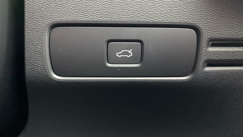 Volvo XC40 2.0 B3P Plus Dark 5dr Auto Petrol Estate